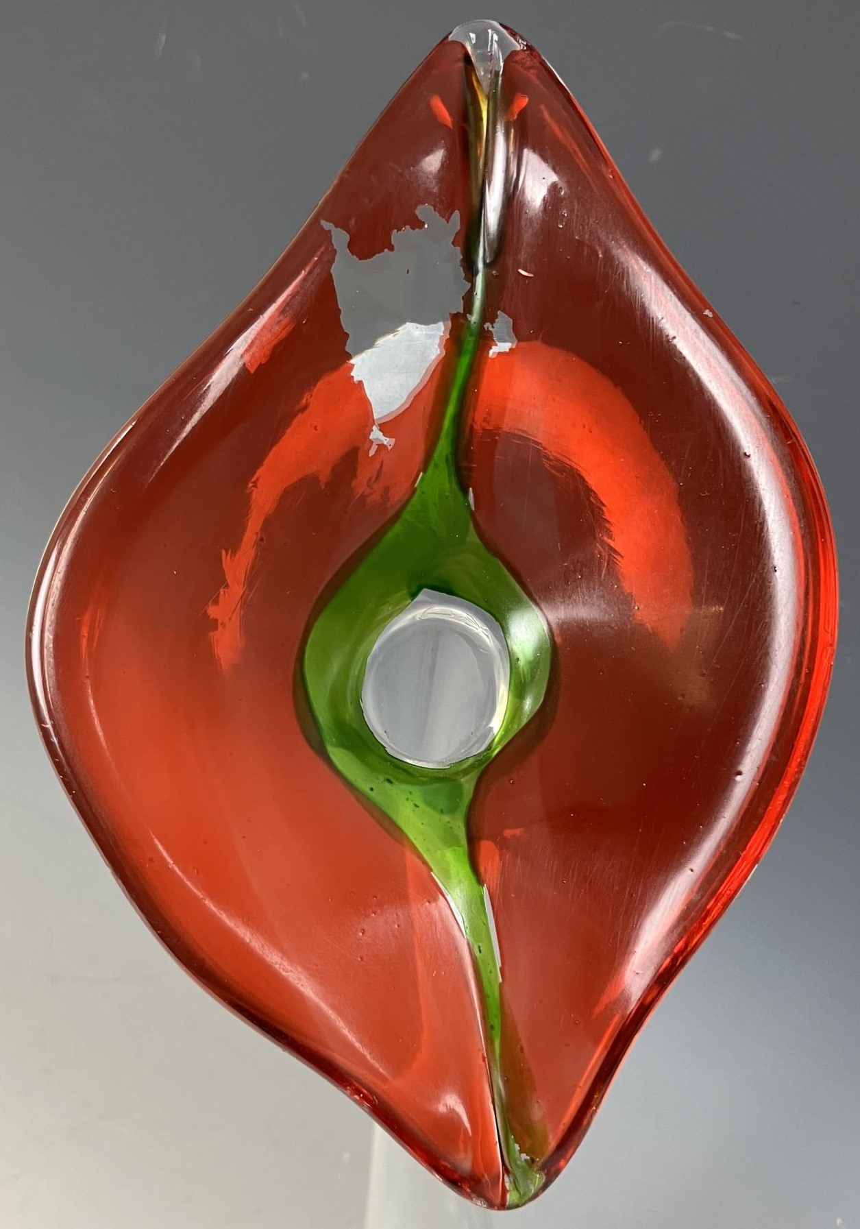 A modern glass vase, in the form of a flower, 41 cm high - Image 2 of 2