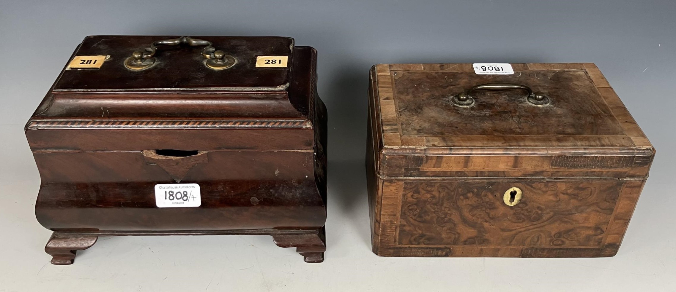 A mahogany tea caddy, 24 cm wide, two boxes, and a brass lamp - Image 3 of 5