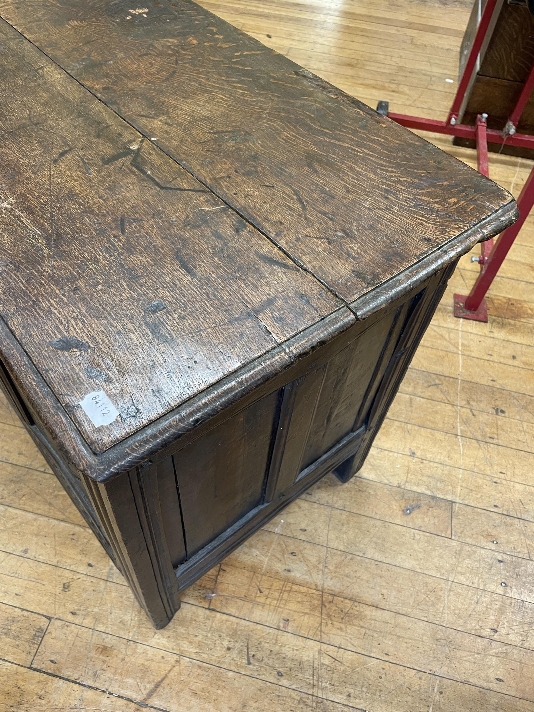 An oak coffer, 130 cm wide - Image 3 of 7