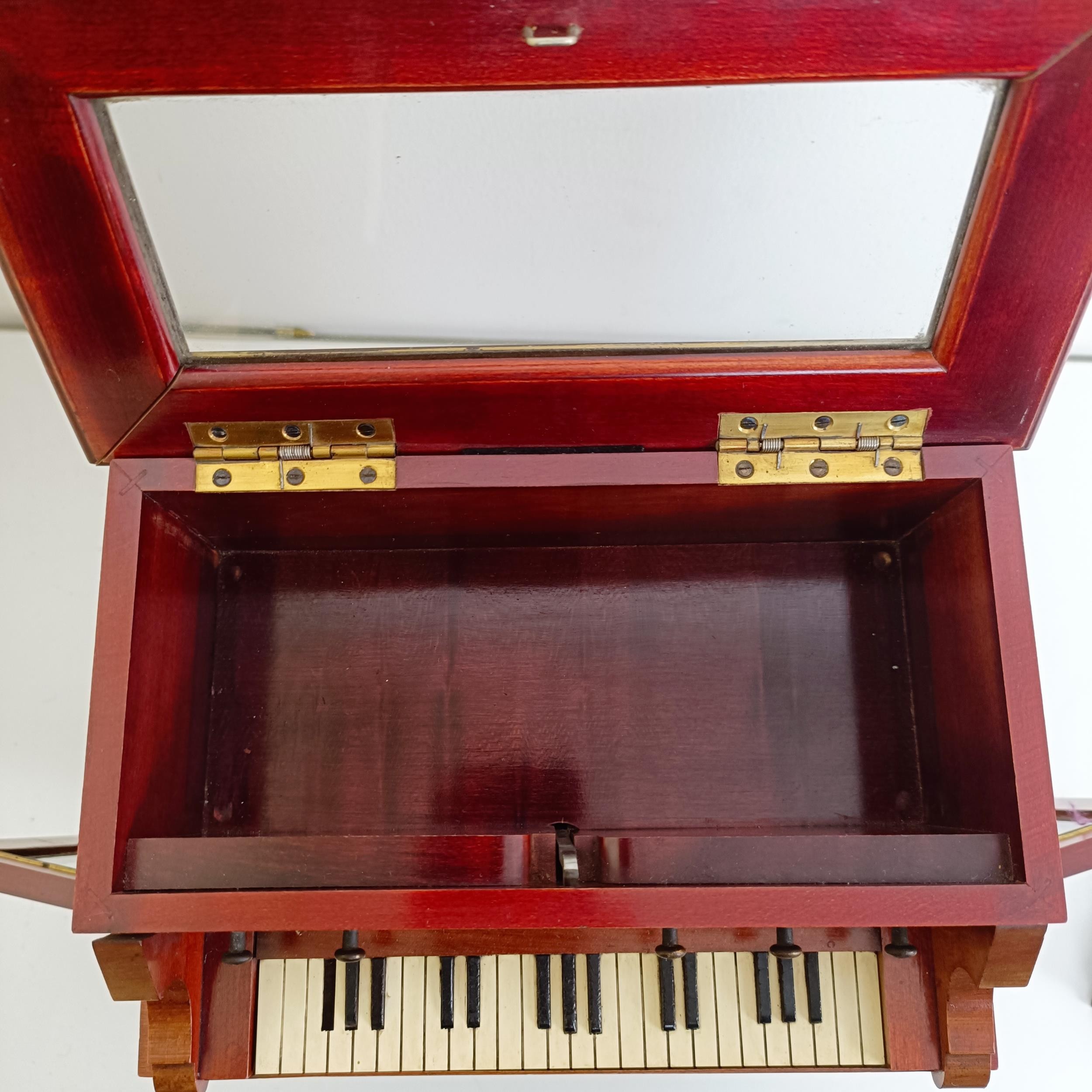 An early 20th century Continental musical tantalus/liqueur cabinet, in the form of a piano or organ, - Bild 7 aus 7