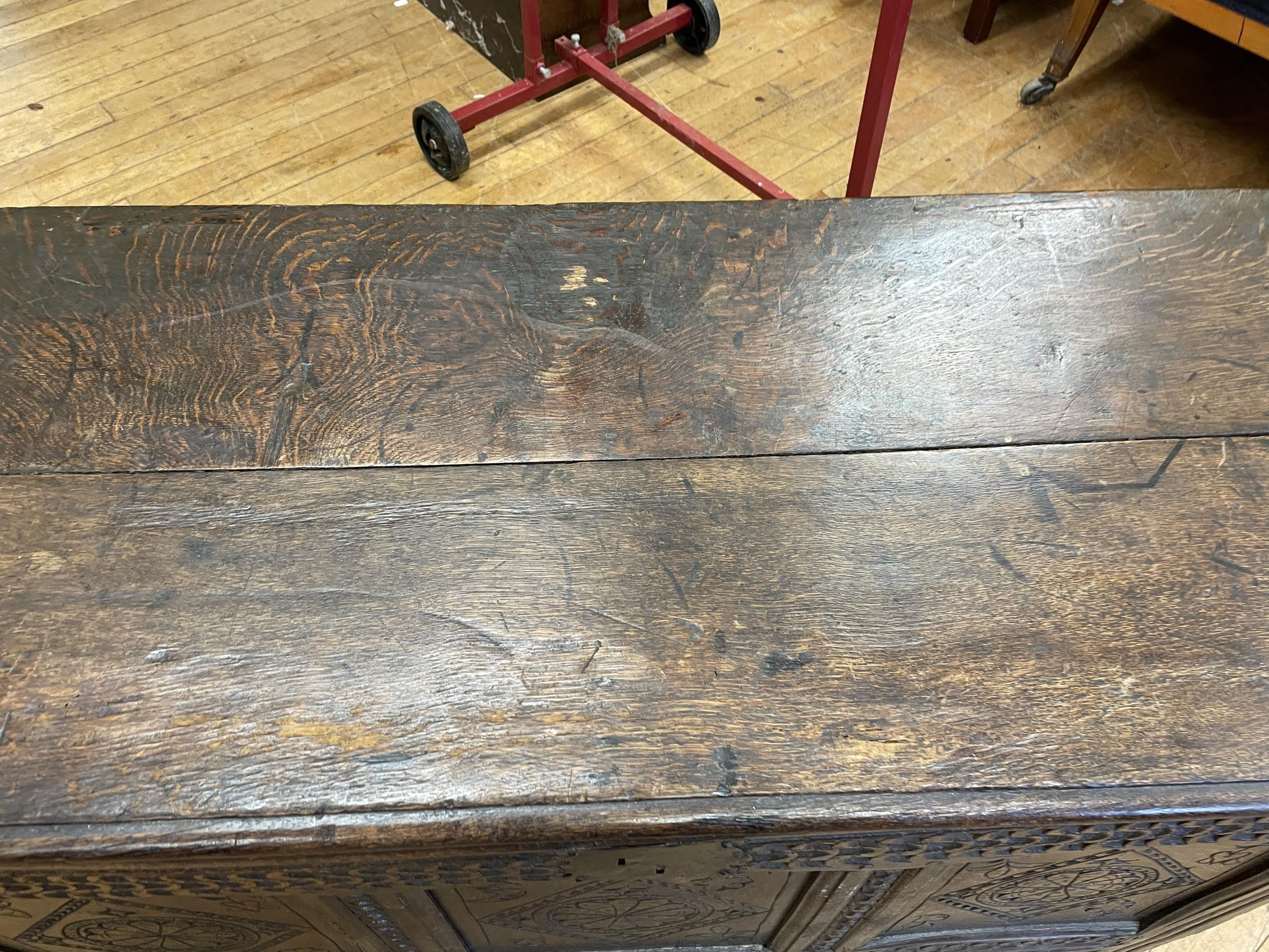 An oak coffer, 130 cm wide - Image 2 of 7