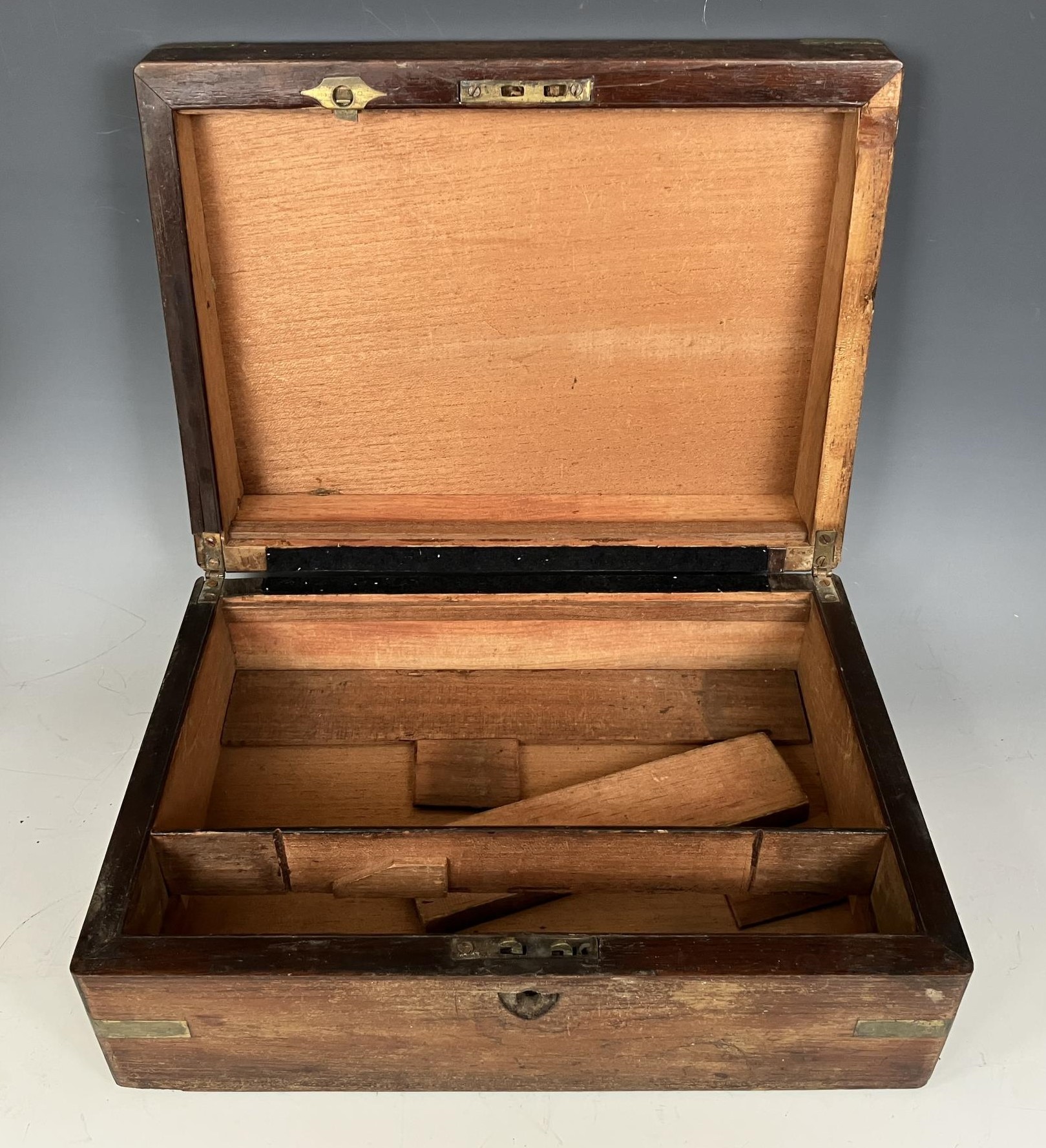 A mahogany tea caddy, 24 cm wide, two boxes, and a brass lamp - Image 2 of 5