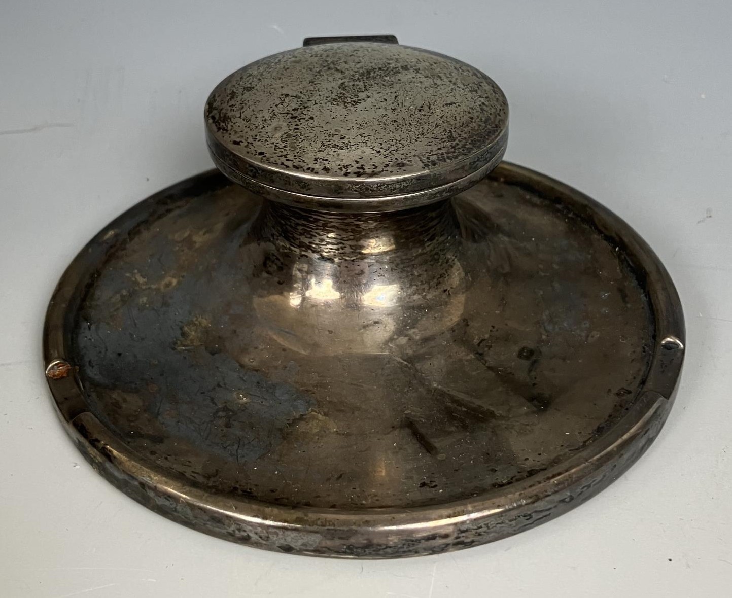 A George V silver capstan inkwell, and assorted silver plate (box)
