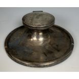 A George V silver capstan inkwell, and assorted silver plate (box)