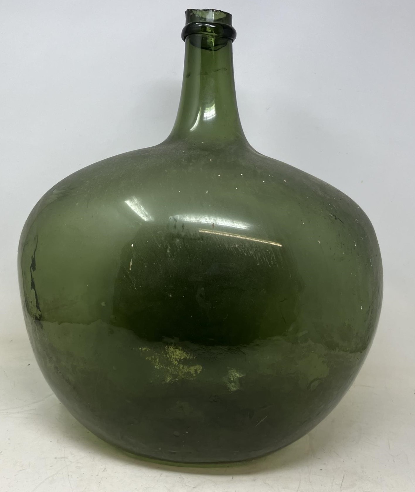 A stoneware flagon, 43 cm high, a large glass bottle, a suitcase filled with silver plated glass - Image 2 of 8