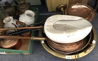 A brass bowl, a pair of candlesticks, and assorted other metalwares (qty)