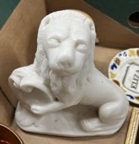 A carved marble figure, of a lion, 18.5 cm high, a pair of vases, decorated flowers, 10.5 cm high,