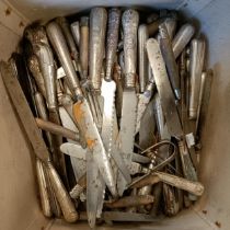 Assorted table knives, with silver coloured metal and assorted handles (box)