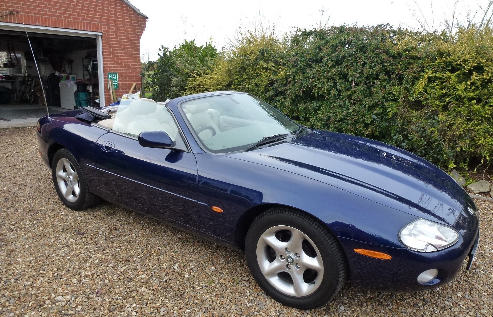 2001 Jaguar XK8 Convertible Being sold without reserve Registration number Y708 OLB Blue with a - Image 2 of 5