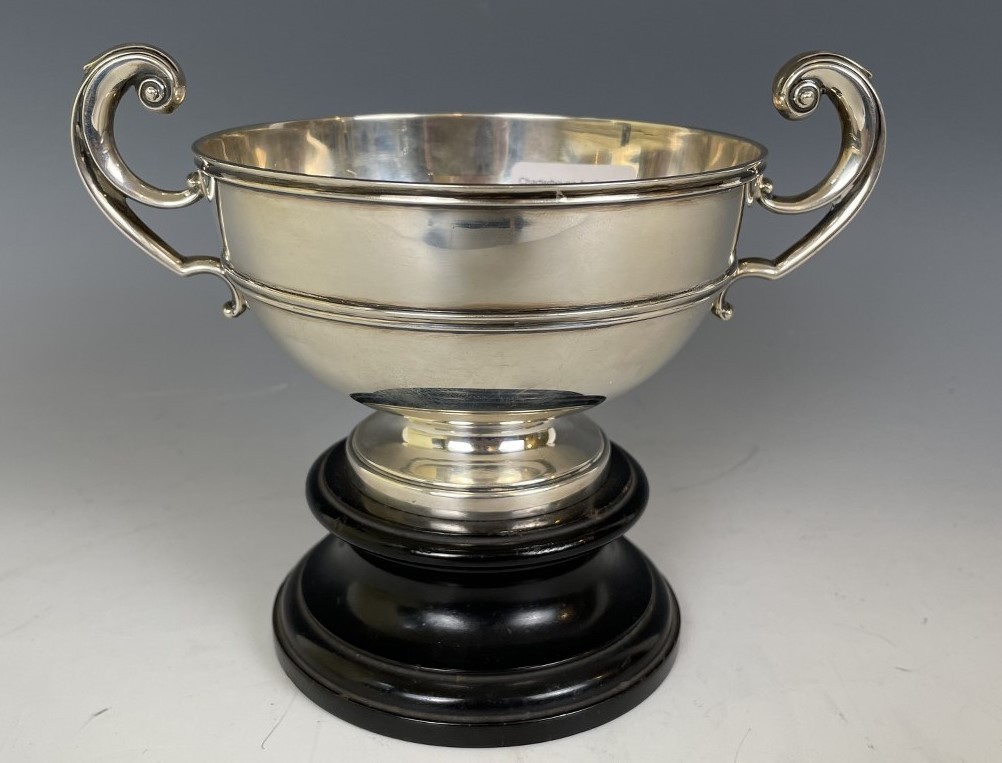 An Edward VII silver trophy cup, inscribed Mr W M Brewer, Snooker Handicap 1921, London 1902, on - Image 2 of 7