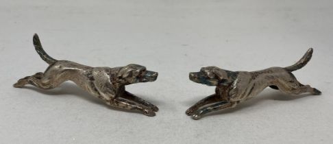 A pair of novelty silver knife rests, in the form of running hounds 254 g approx