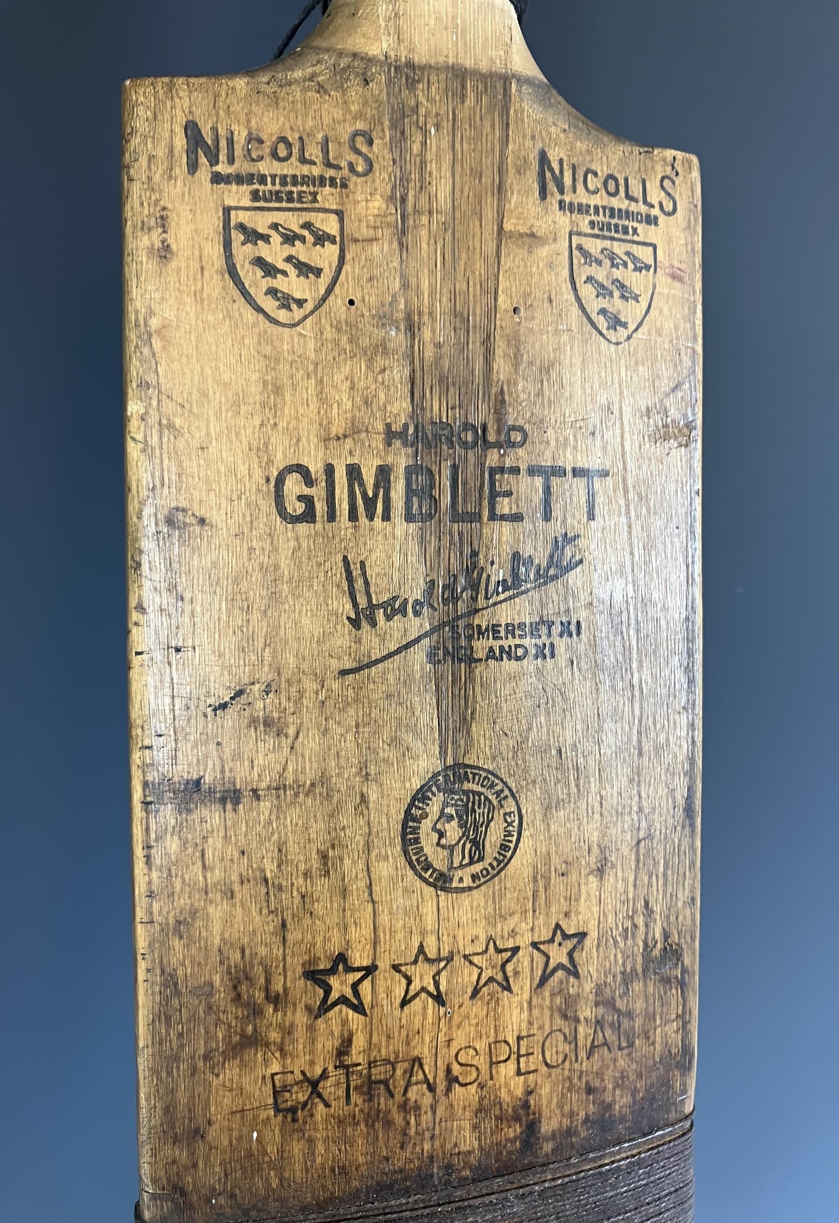 A vintage Gimblett cricket bat, a set of pads, a leather cricket bag, two blazers and assorted other - Bild 2 aus 10
