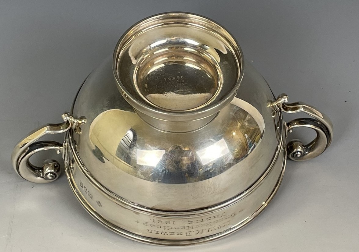 An Edward VII silver trophy cup, inscribed Mr W M Brewer, Snooker Handicap 1921, London 1902, on - Image 5 of 7