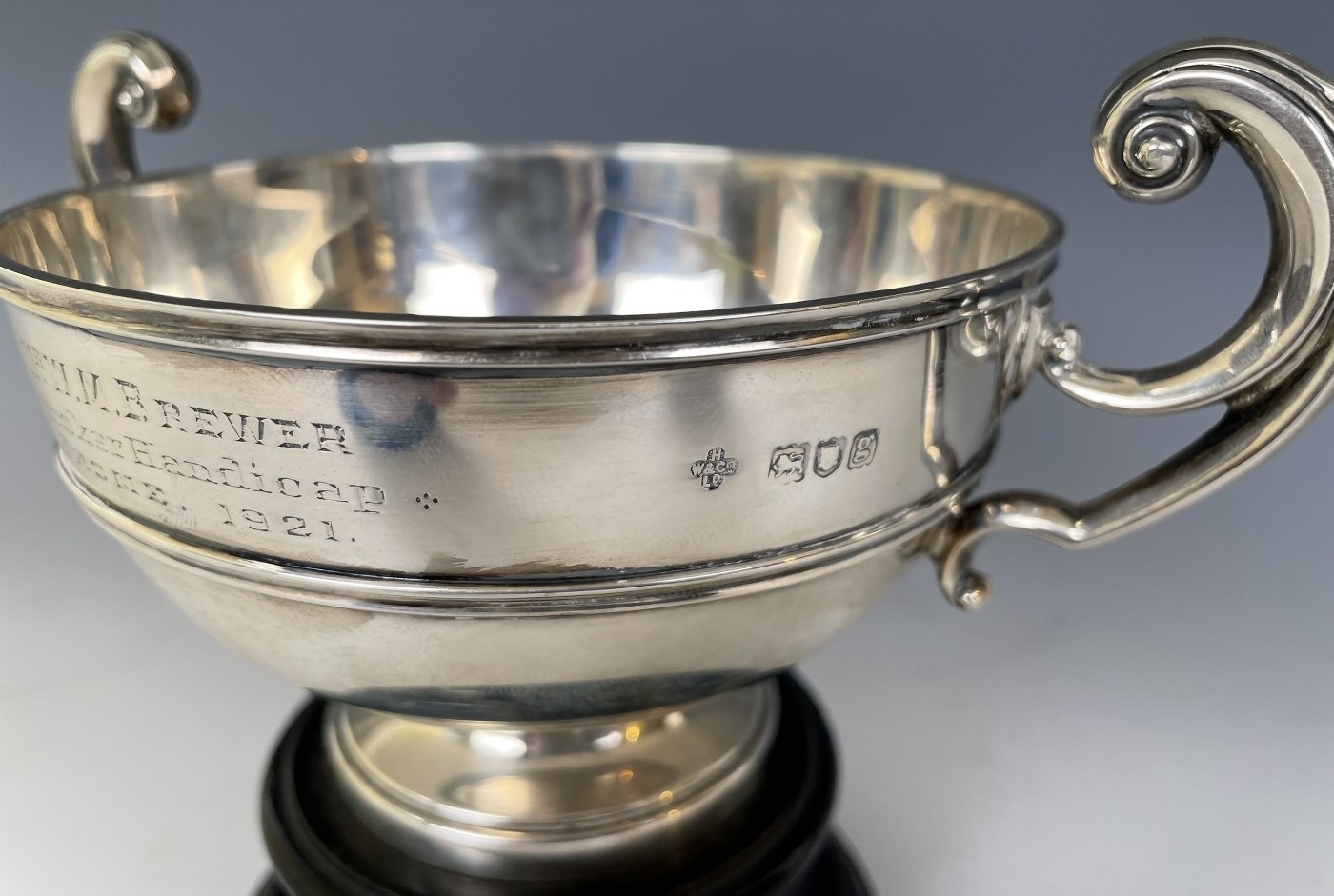 An Edward VII silver trophy cup, inscribed Mr W M Brewer, Snooker Handicap 1921, London 1902, on - Image 4 of 7