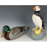 A carved wood and painted duck, 17 cm wide, a puffin and four others (6)