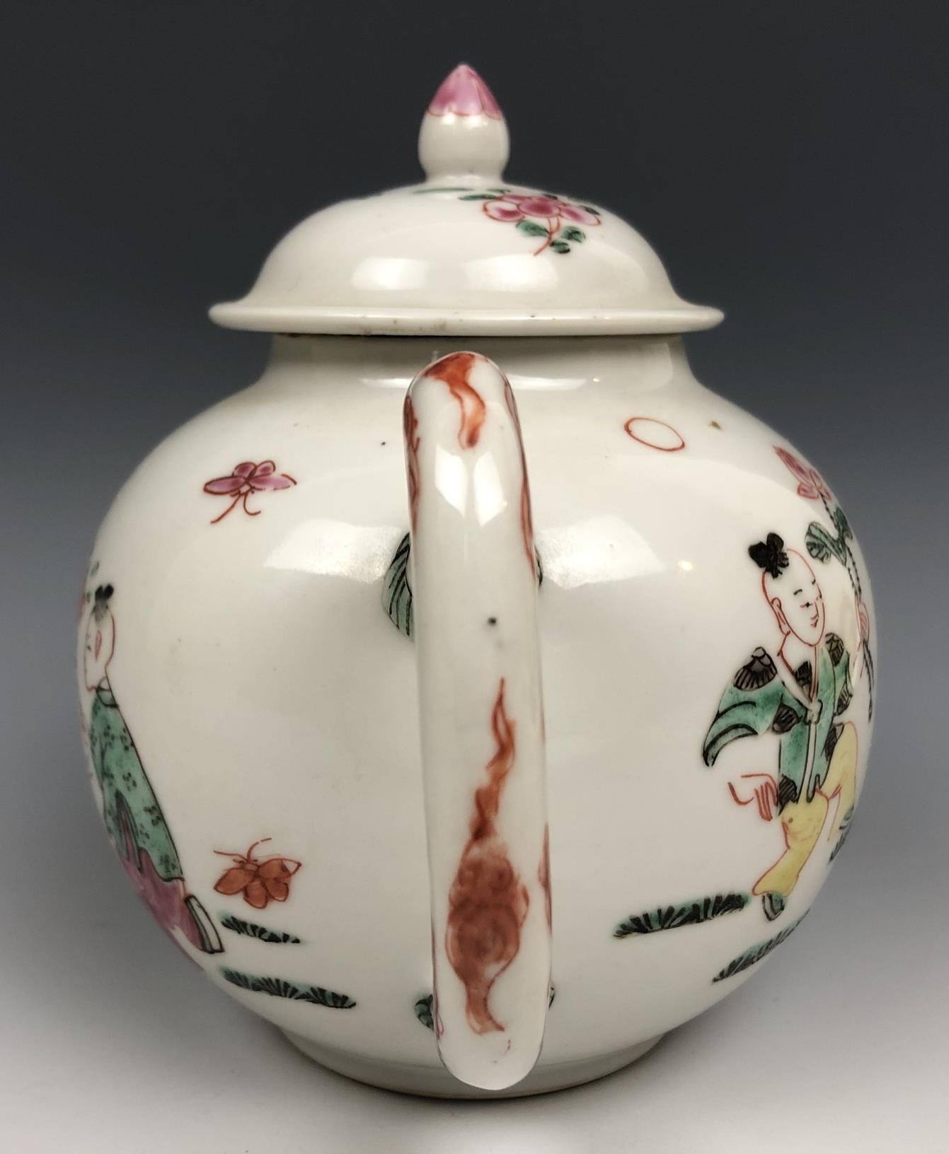 A Chinese famille rose teapot and cover, decorated figures, 12 cm high very minor spout chips - Bild 4 aus 5