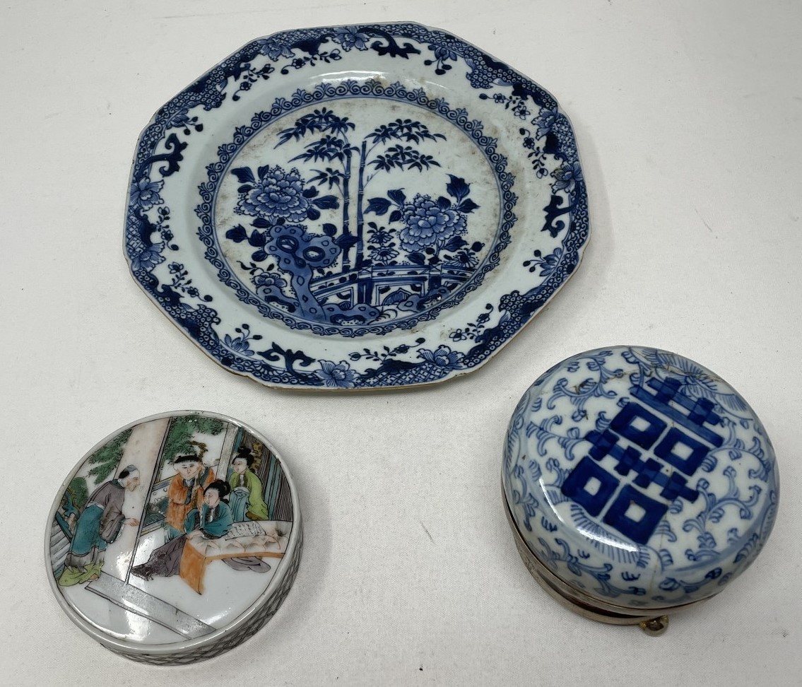 A Chinese octagonal plate, decorated foliage in underglaze blue, 22 cm wide, a Chinese box and