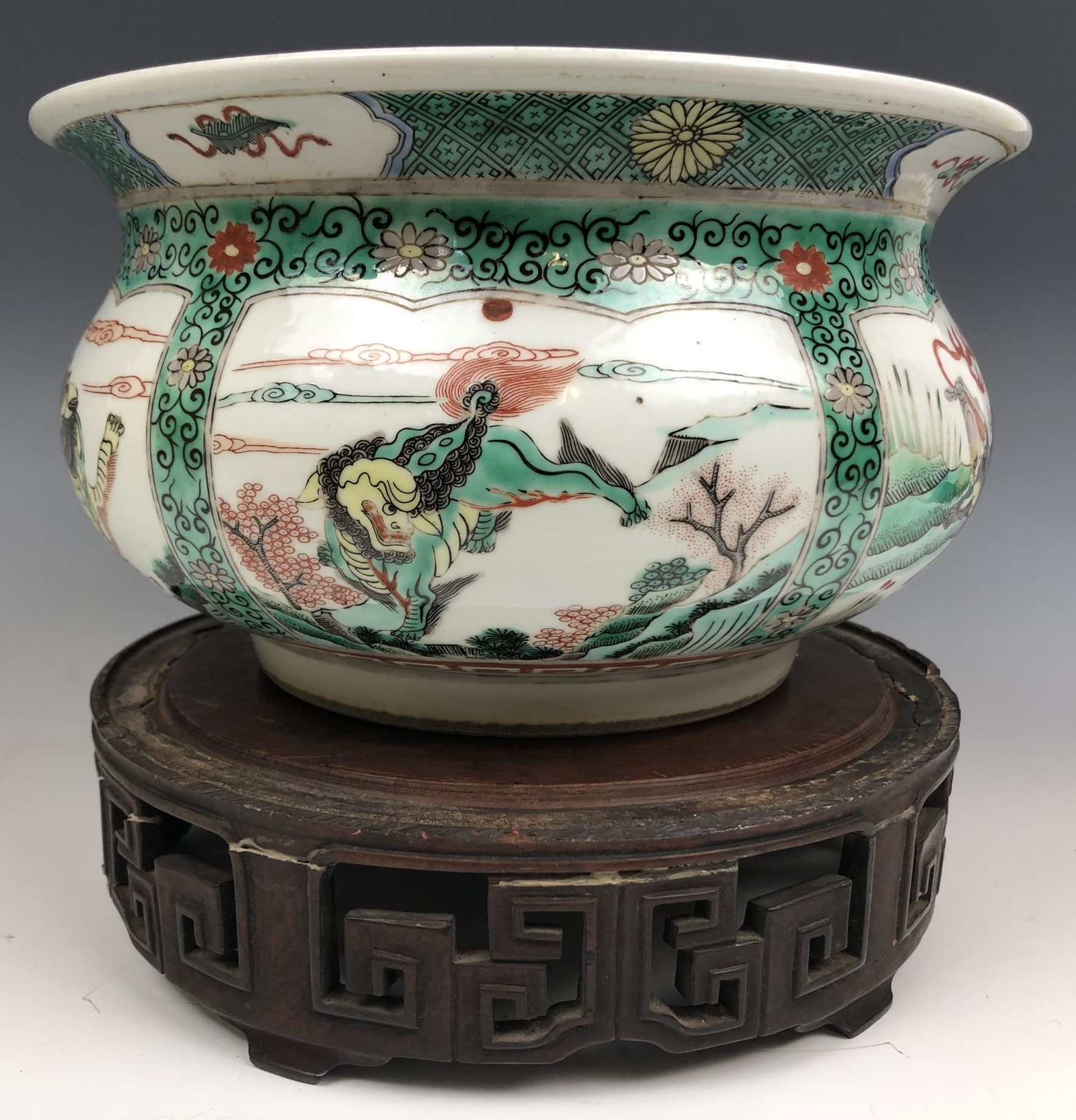 A Chinese famille verte bowl, decorated beasts, six character mark to base, 20 cm diameter, on a - Image 3 of 9