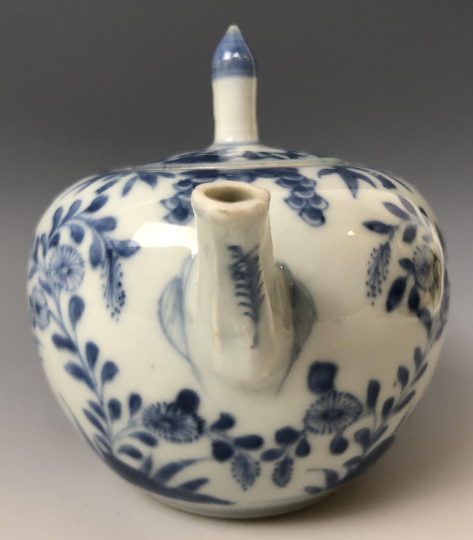 A Chinese teapot and cover, decorated birds, flowers and foliage in underglaze blue, 11.5 cm high - Image 4 of 5