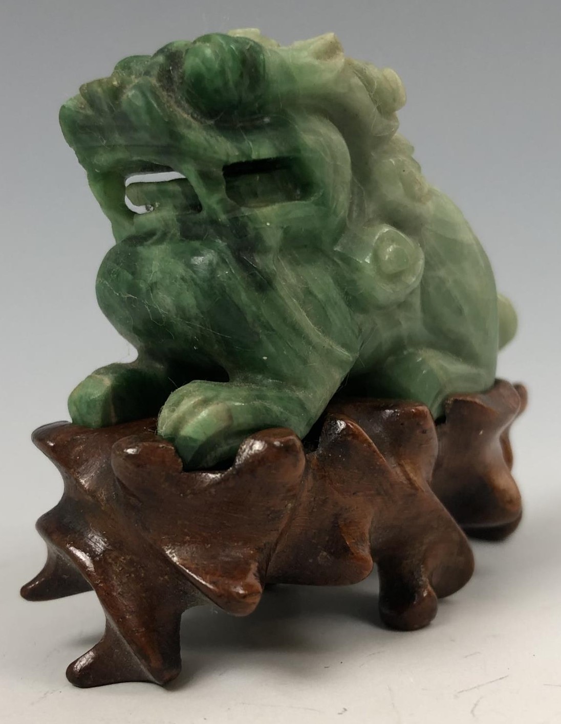 A Chinese carved green carnelian figure of a crouching Buddhist lion, probaby Qing Dynasty, 6 cm - Image 2 of 4