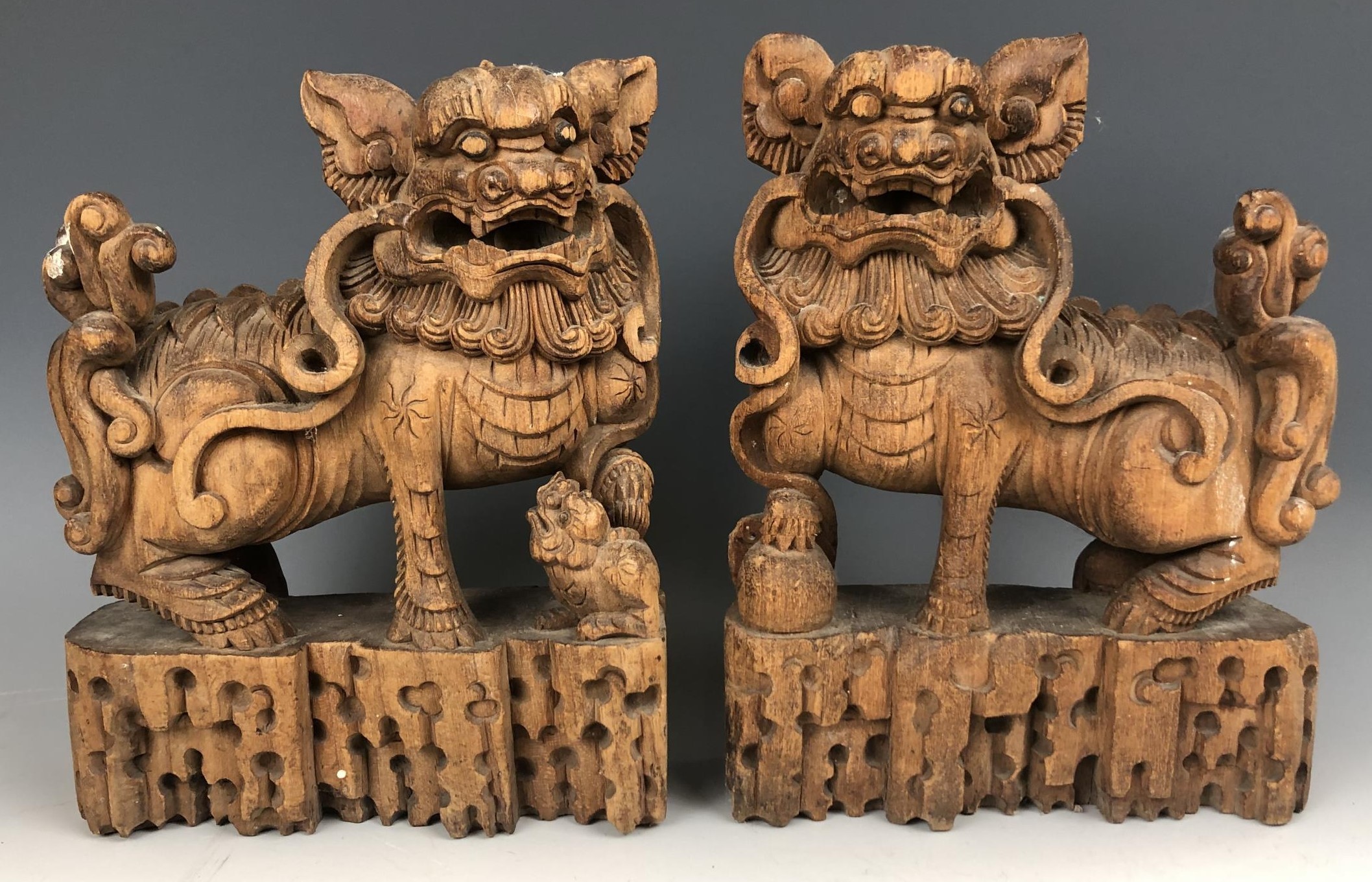 A pair of Chinese carved panels, decorated figures, highlighted in gilt, 40 x 25 cm, and a pair of - Image 4 of 6