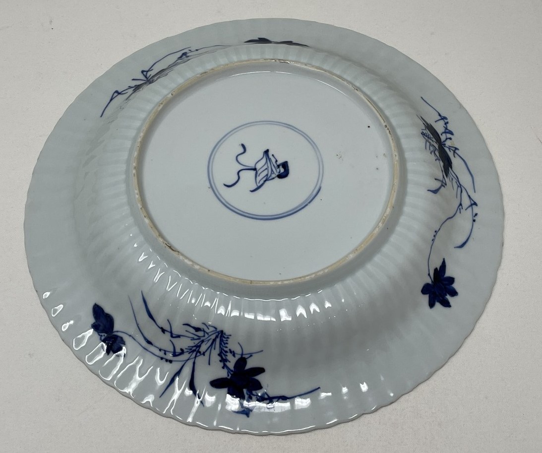 A Chinese porcelain shallow dish, decorated birds and foliage in underglaze blue, 27.5 cm diameter - Image 2 of 6