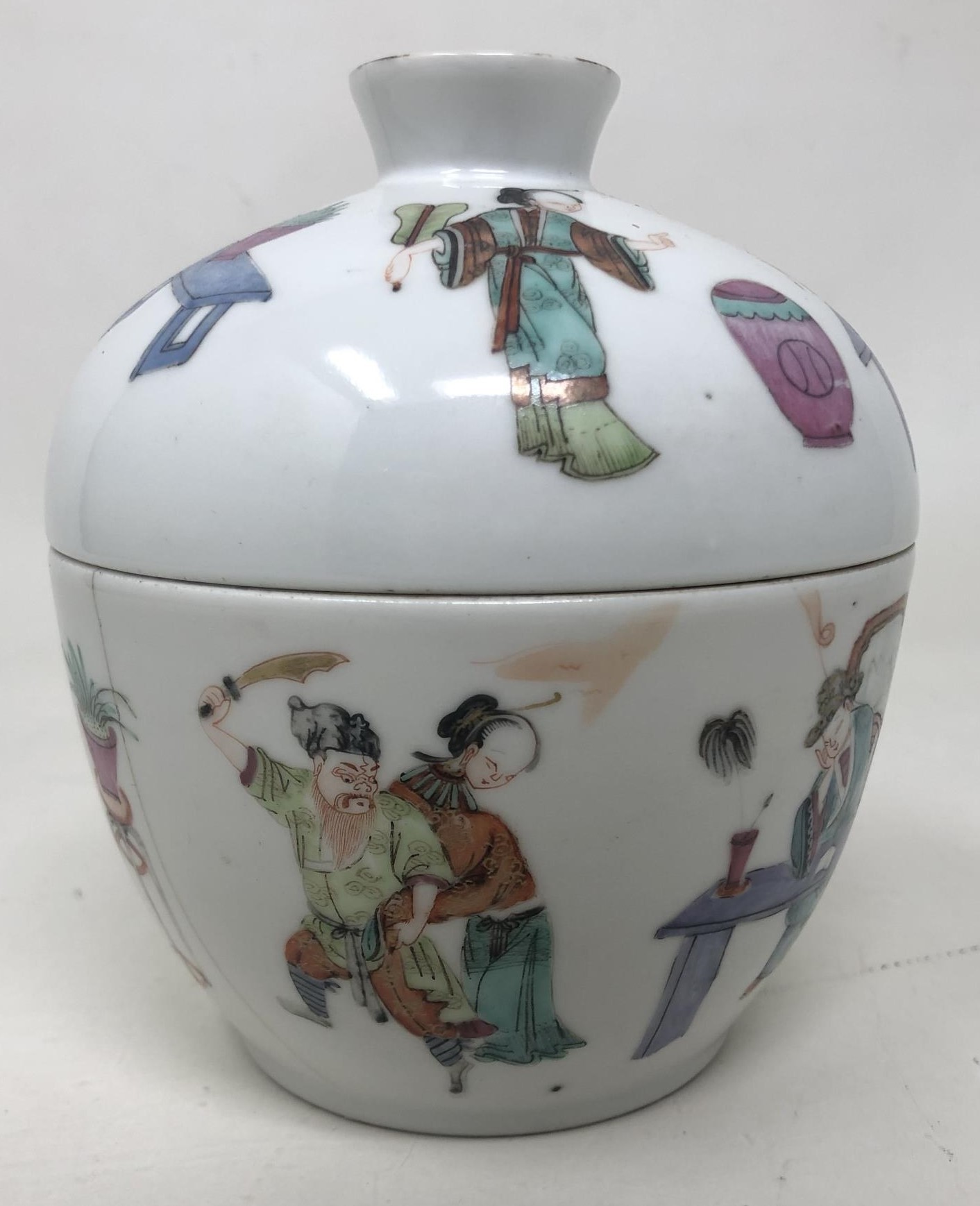 A Chinese famille rose cup and cover, decorated figures, character mark to base, 13 cm high base - Image 2 of 7