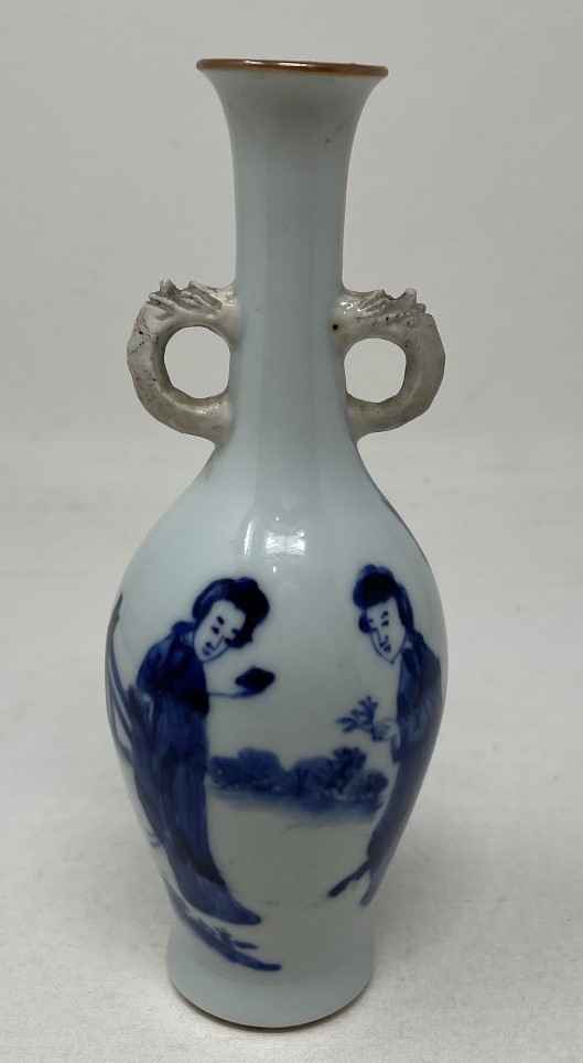 A Chinese porcelain jar and cover, 10 cm high, and a vase, decorated ladies, 17 cm high (2) Vase - - Bild 10 aus 12