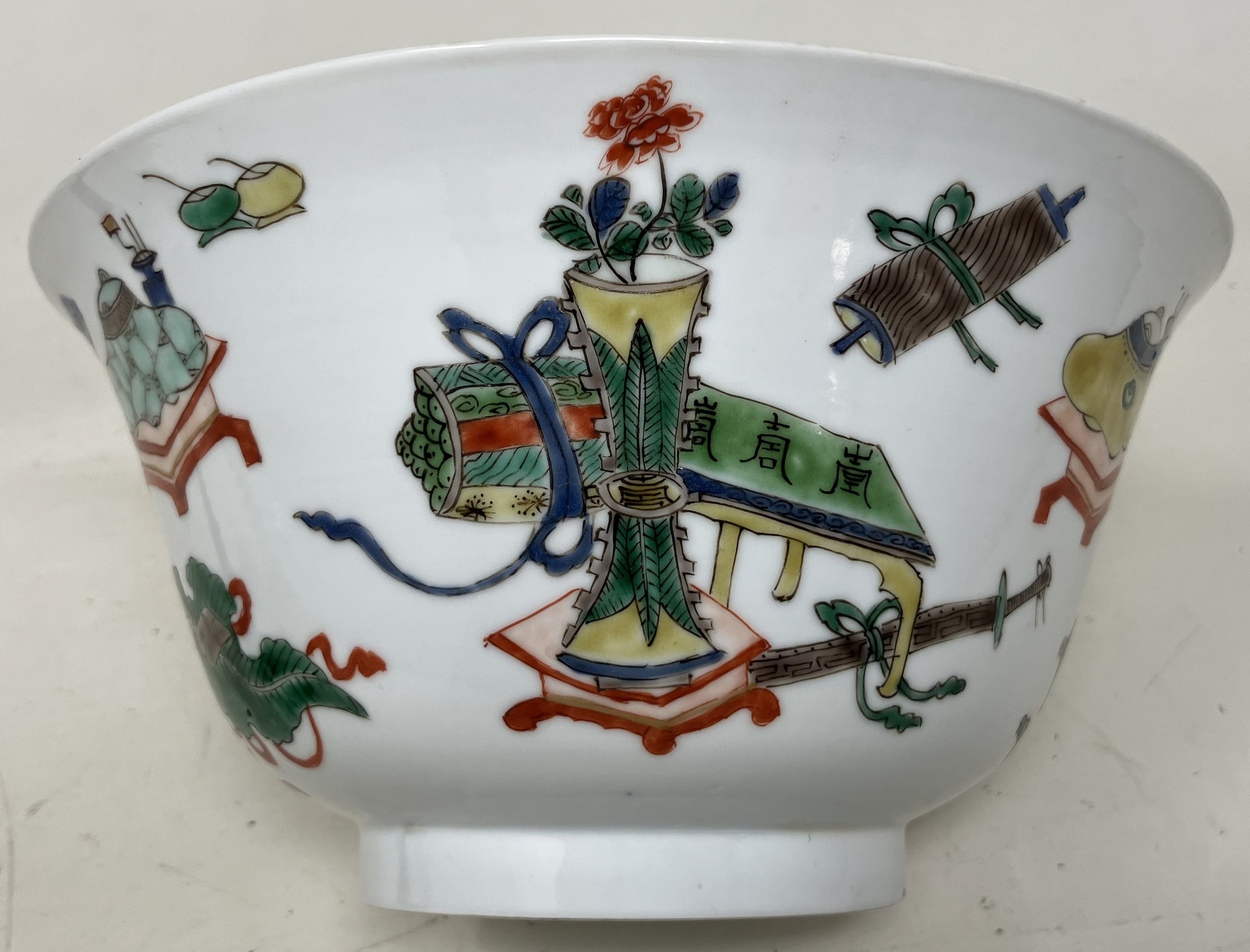 A Chinese famille verte Hundred Antiquities porcelain bowl, probaby Kangxi period, blue double - Bild 7 aus 7