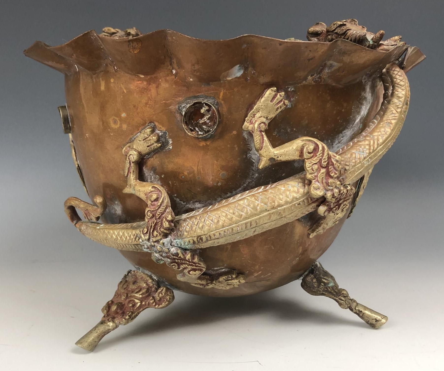 An Eastern brass oil lamp, 60 cm wide, and a brass and copper vase, decorated dragons, 49 cm high - Image 13 of 13