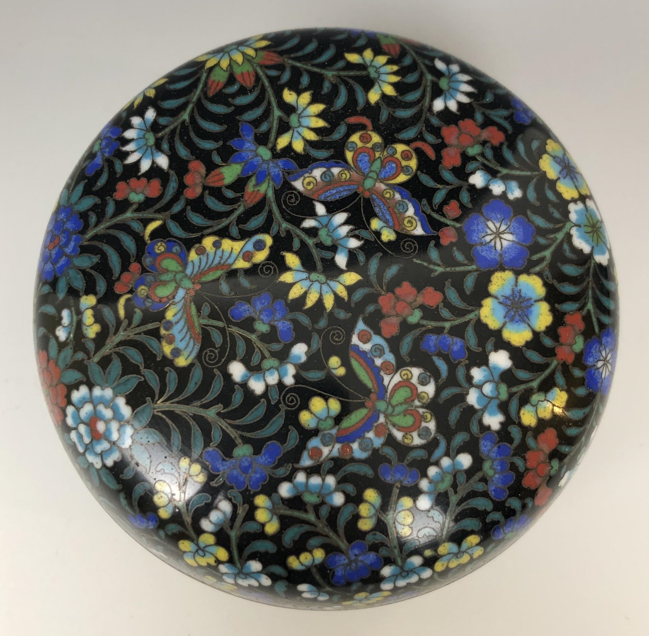 A Chinese cloisonné bowl and cover, decorated butterflies and foliage, 9.5 cm diameter - Image 2 of 4