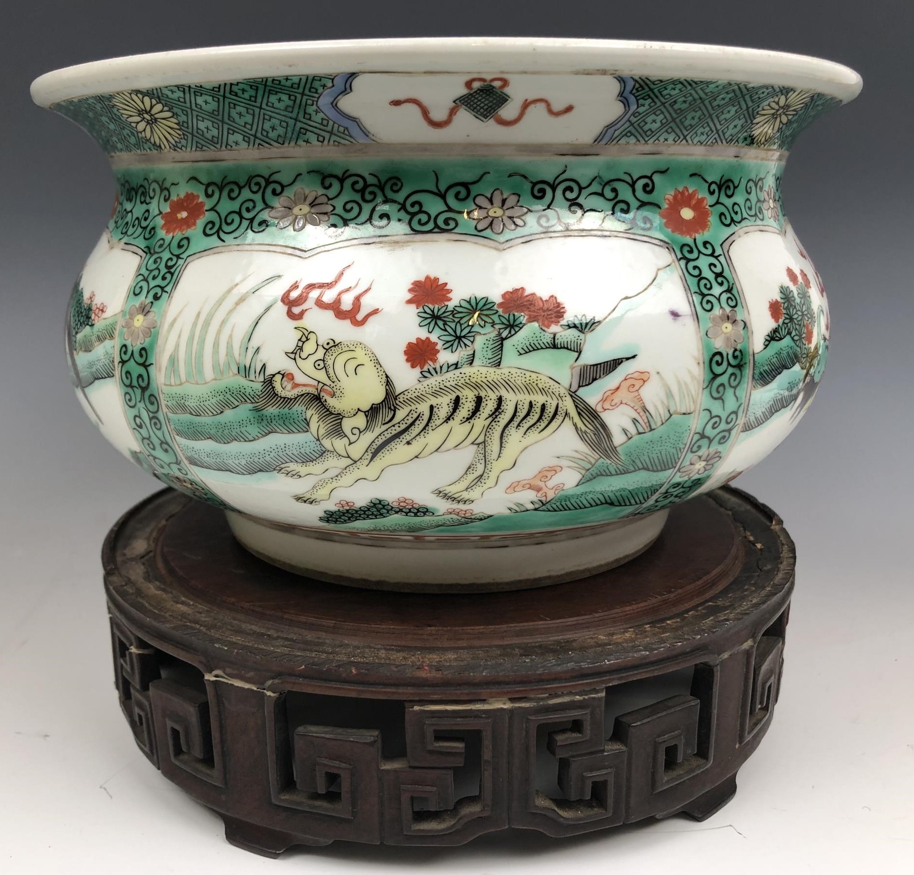 A Chinese famille verte bowl, decorated beasts, six character mark to base, 20 cm diameter, on a - Image 5 of 9