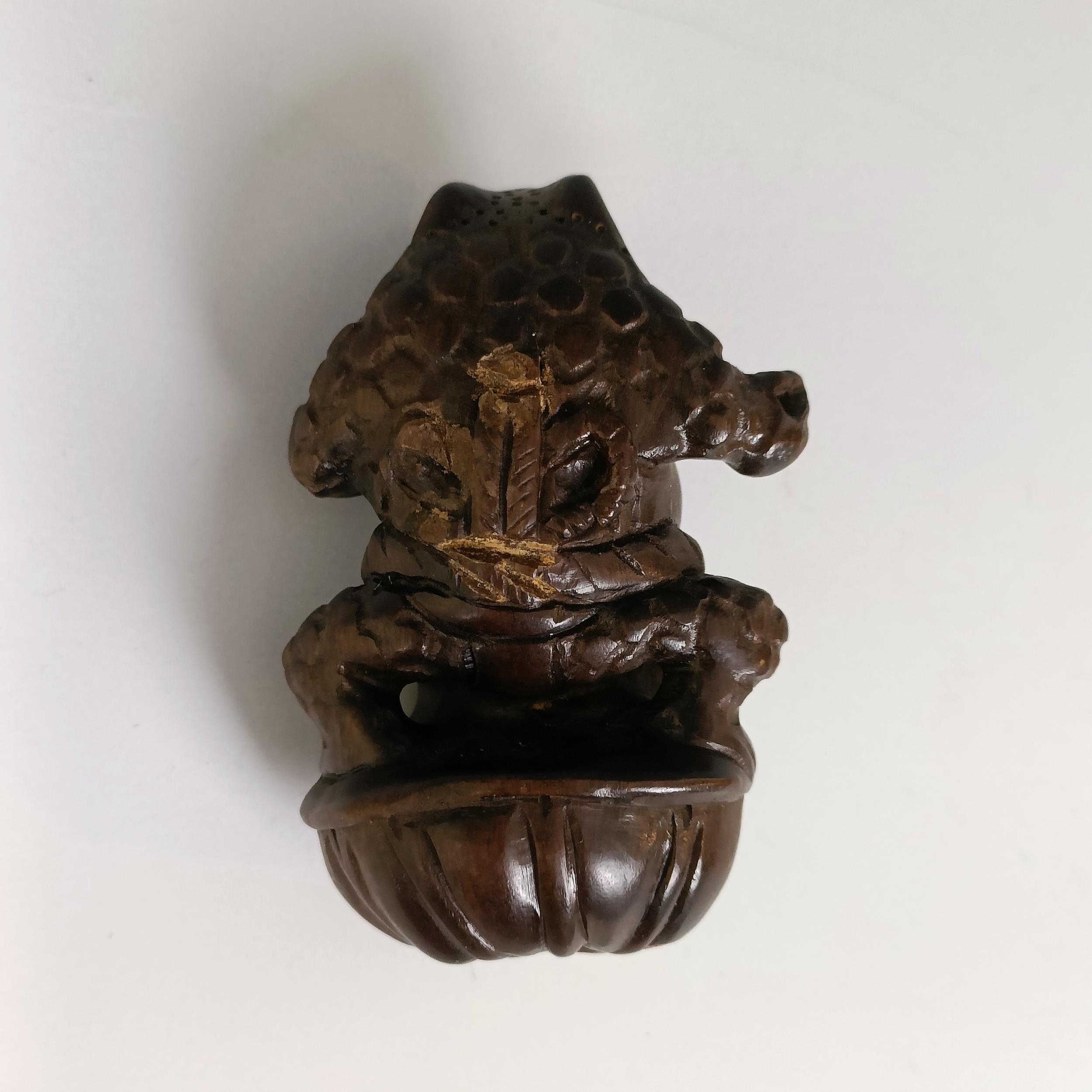 A carved wooden netsuke, in the form of a frog, signed 5 cm wide - Image 2 of 3