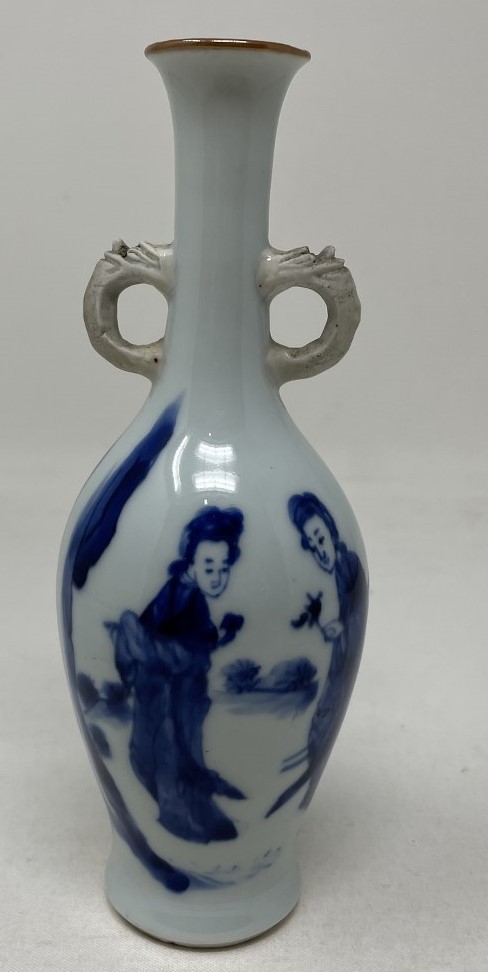 A Chinese porcelain jar and cover, 10 cm high, and a vase, decorated ladies, 17 cm high (2) Vase - - Bild 9 aus 12