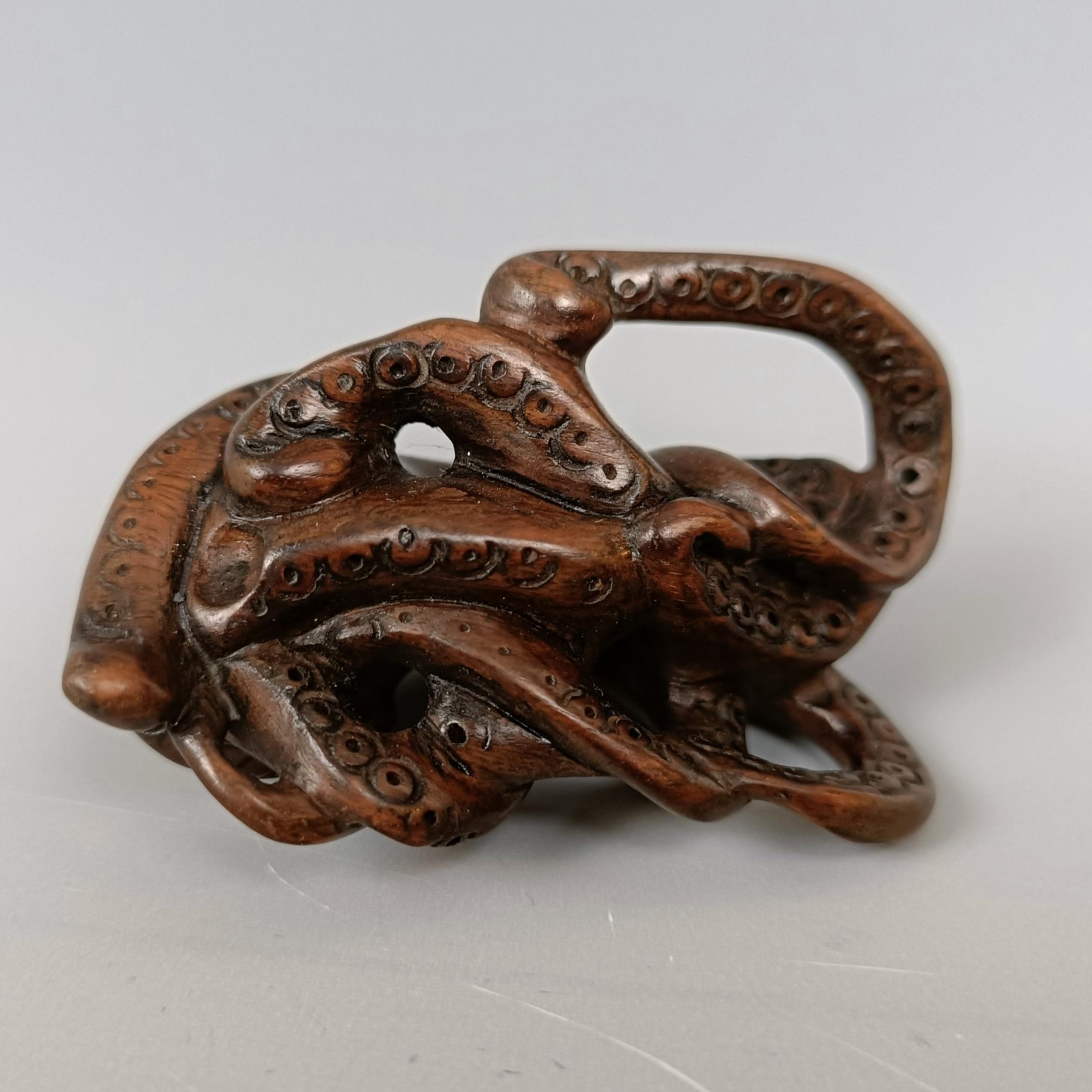 A carved wooden netsuke, in the form of an octopus, 5 cm wide - Image 3 of 5
