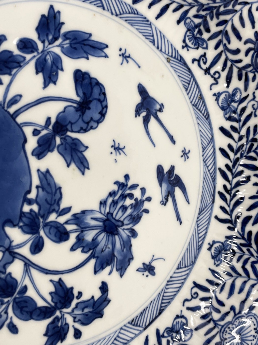 A Chinese porcelain shallow dish, decorated birds and foliage in underglaze blue, 27.5 cm diameter - Image 4 of 6