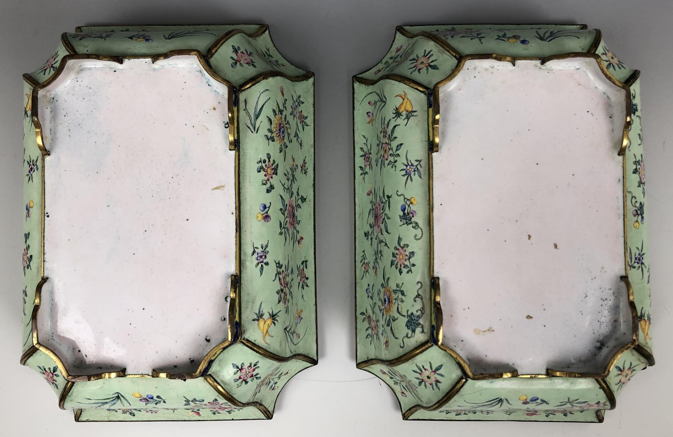 A pair of Chinese Canton enamel jardinieres, decorated flowers on a pale green ground, 19.5 cm - Image 5 of 6