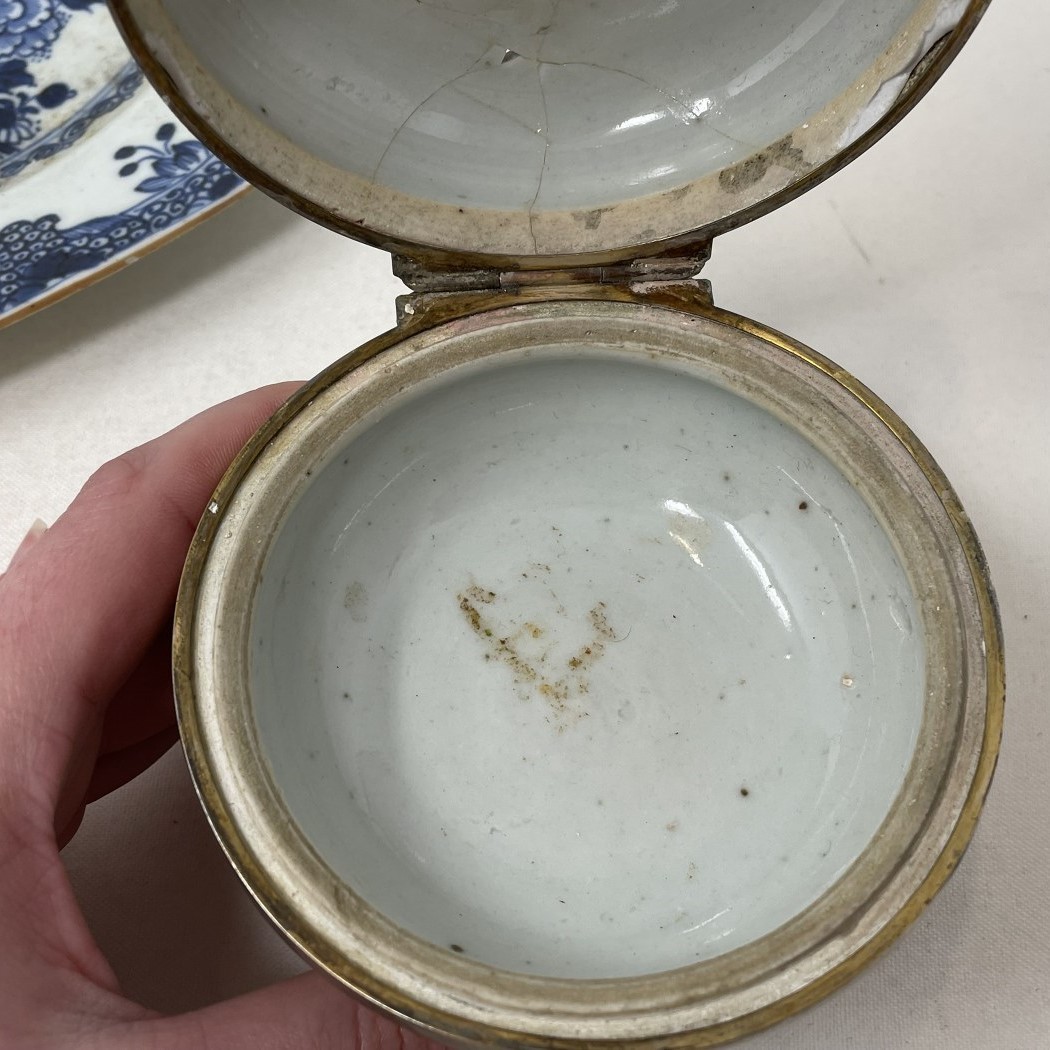 A Chinese octagonal plate, decorated foliage in underglaze blue, 22 cm wide, a Chinese box and - Image 9 of 9