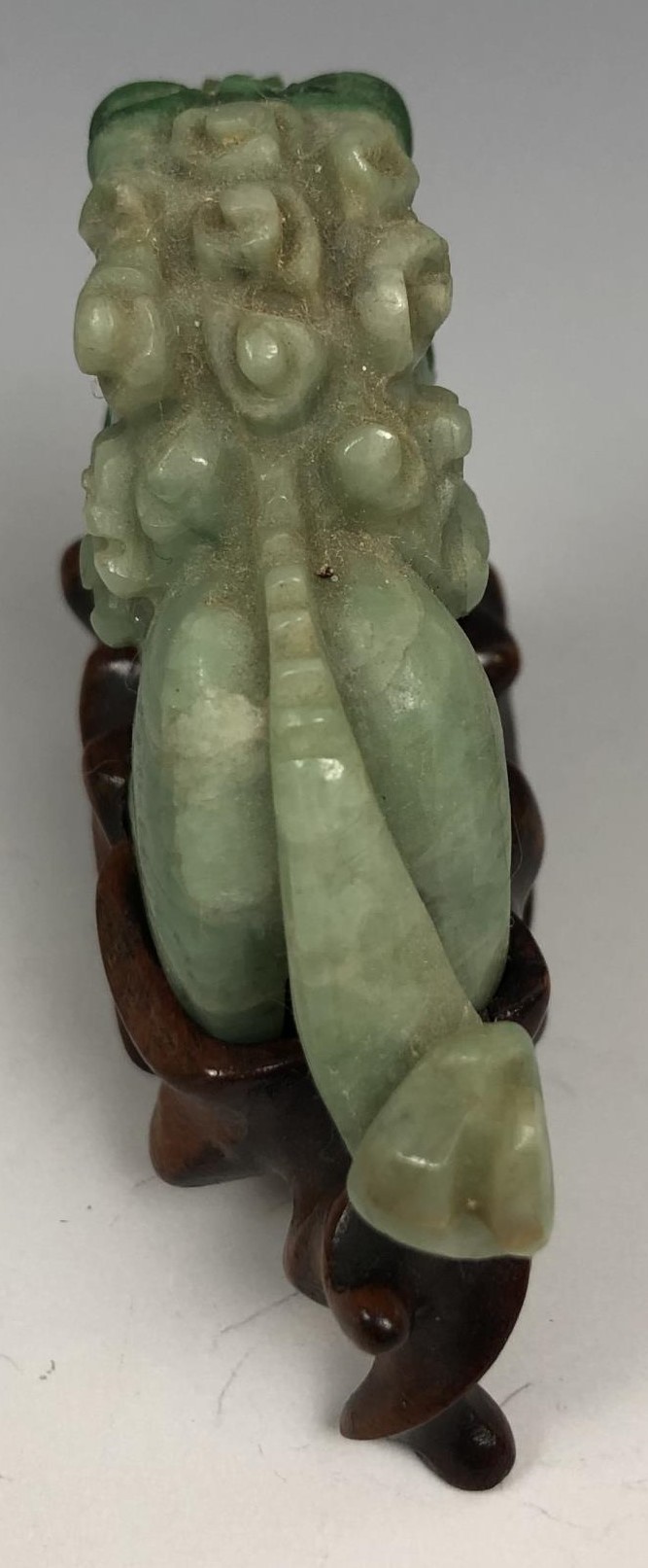 A Chinese carved green carnelian figure of a crouching Buddhist lion, probaby Qing Dynasty, 6 cm - Image 3 of 4
