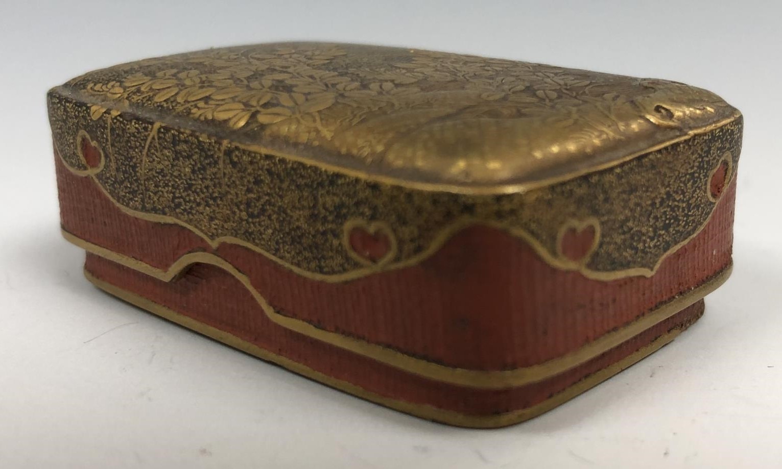 A Japanese lacquered box and cover, decorated flowers and foliage, 5 cm wide - Bild 2 aus 4