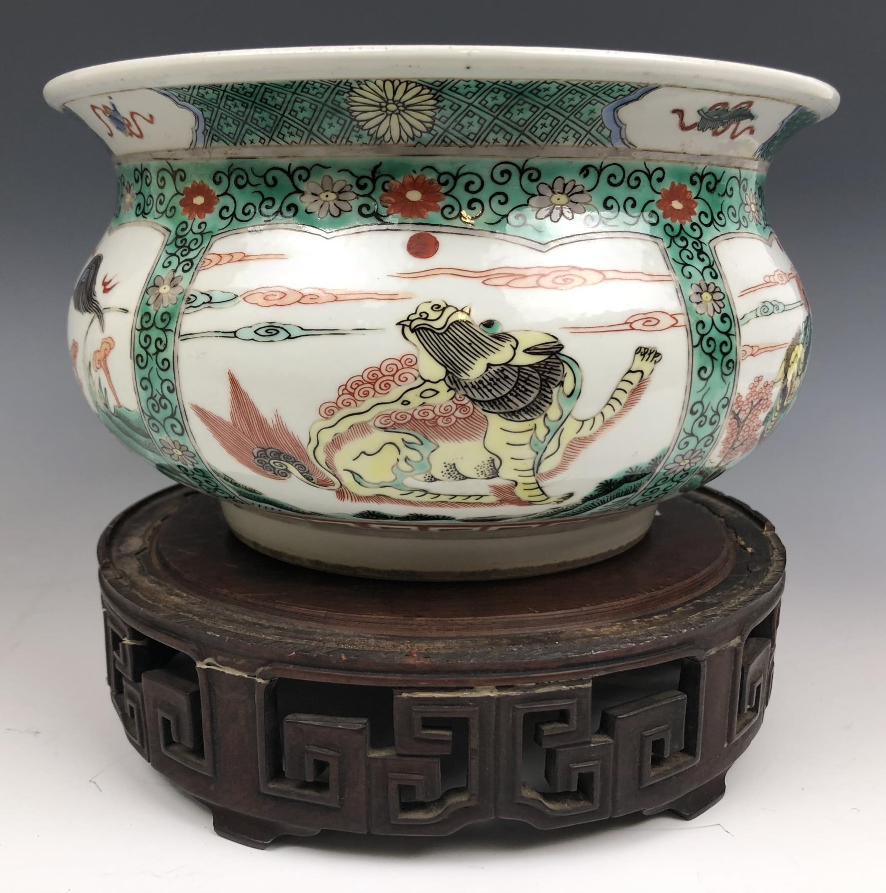 A Chinese famille verte bowl, decorated beasts, six character mark to base, 20 cm diameter, on a - Image 2 of 9