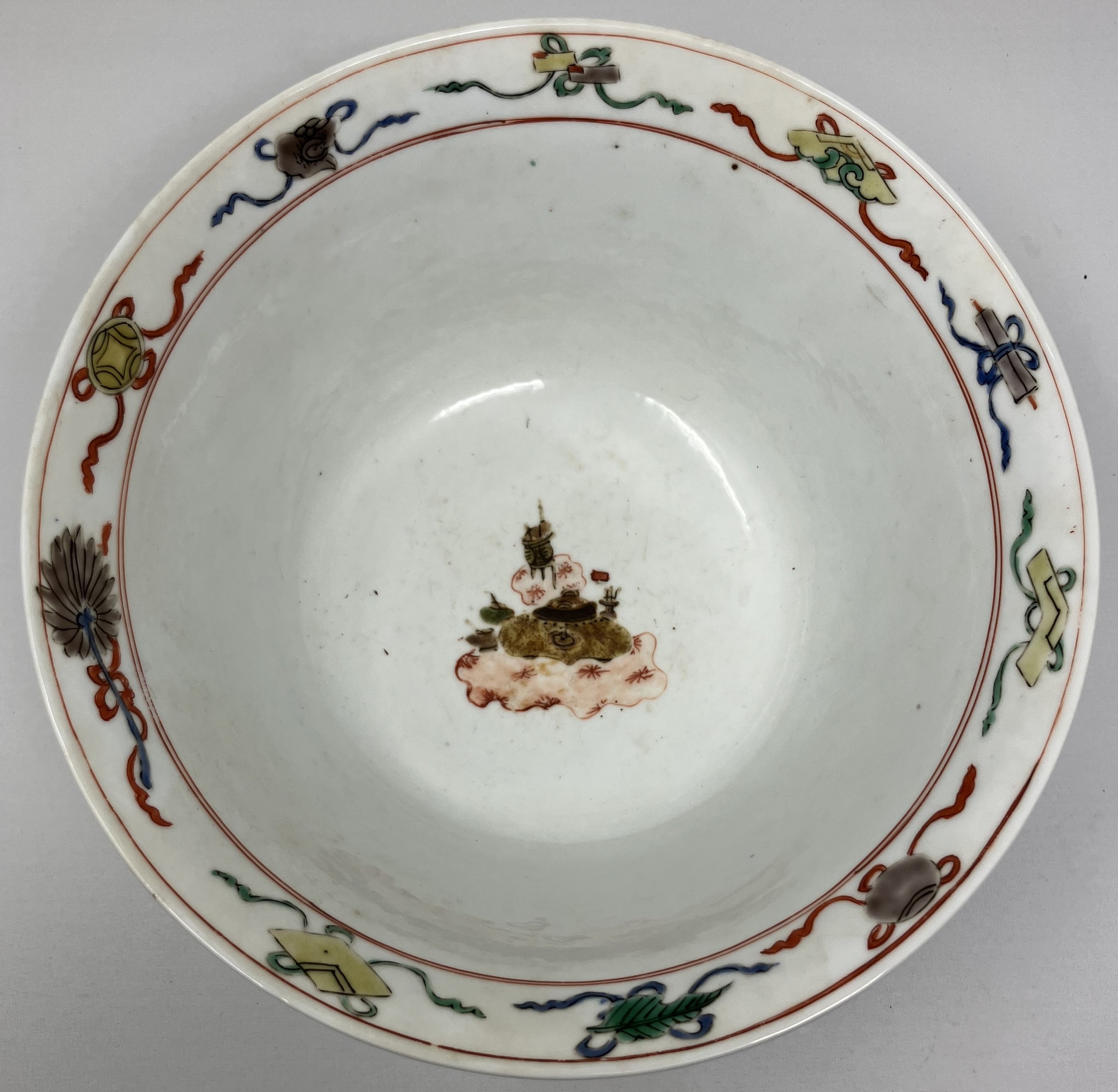 A Chinese famille verte Hundred Antiquities porcelain bowl, probaby Kangxi period, blue double - Image 2 of 7