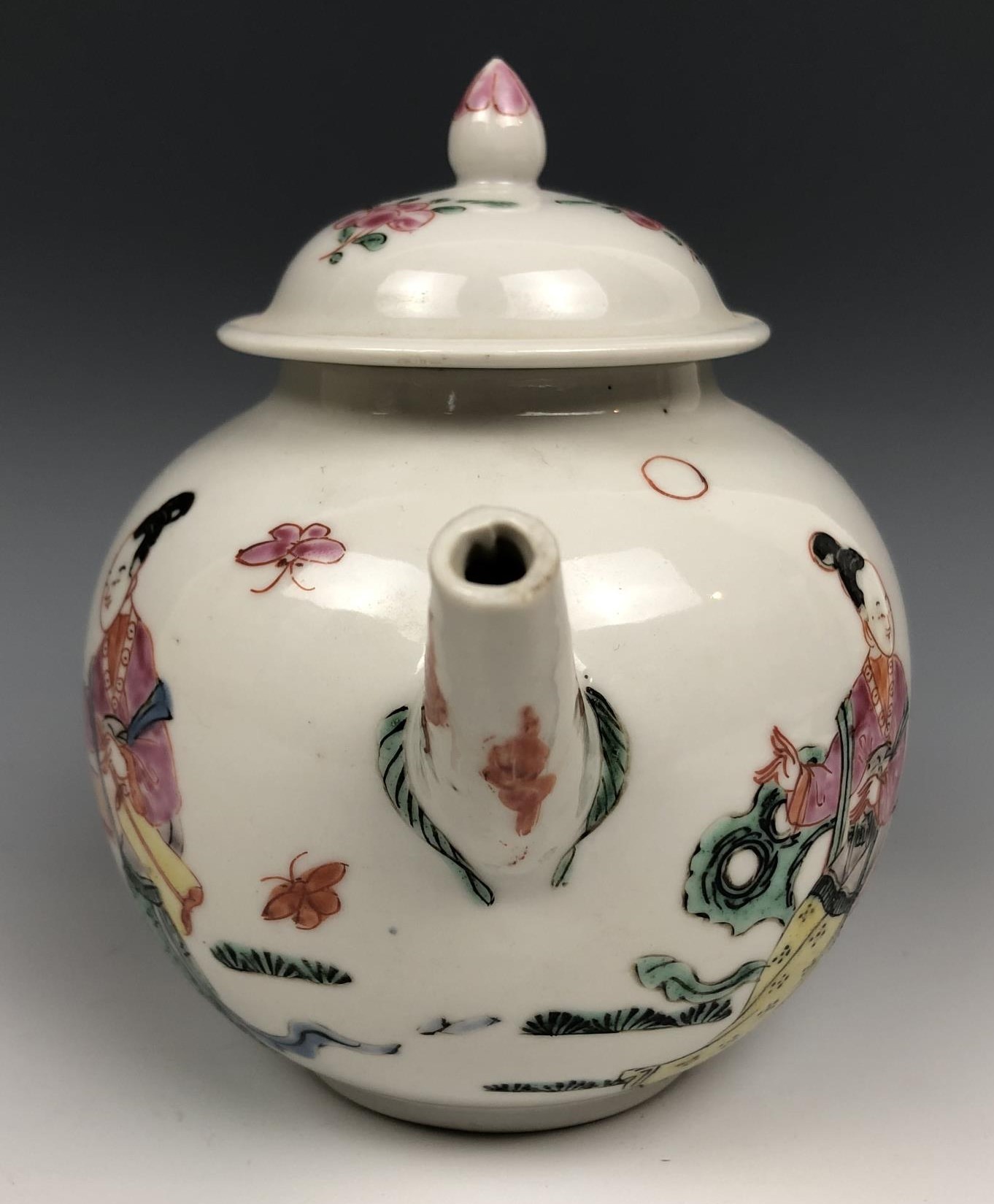 A Chinese famille rose teapot and cover, decorated figures, 12 cm high very minor spout chips - Bild 3 aus 5