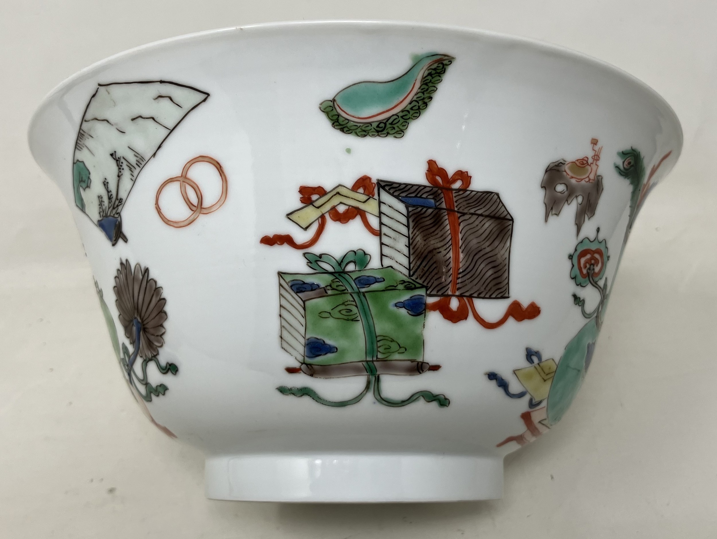 A Chinese famille verte Hundred Antiquities porcelain bowl, probaby Kangxi period, blue double - Bild 6 aus 7