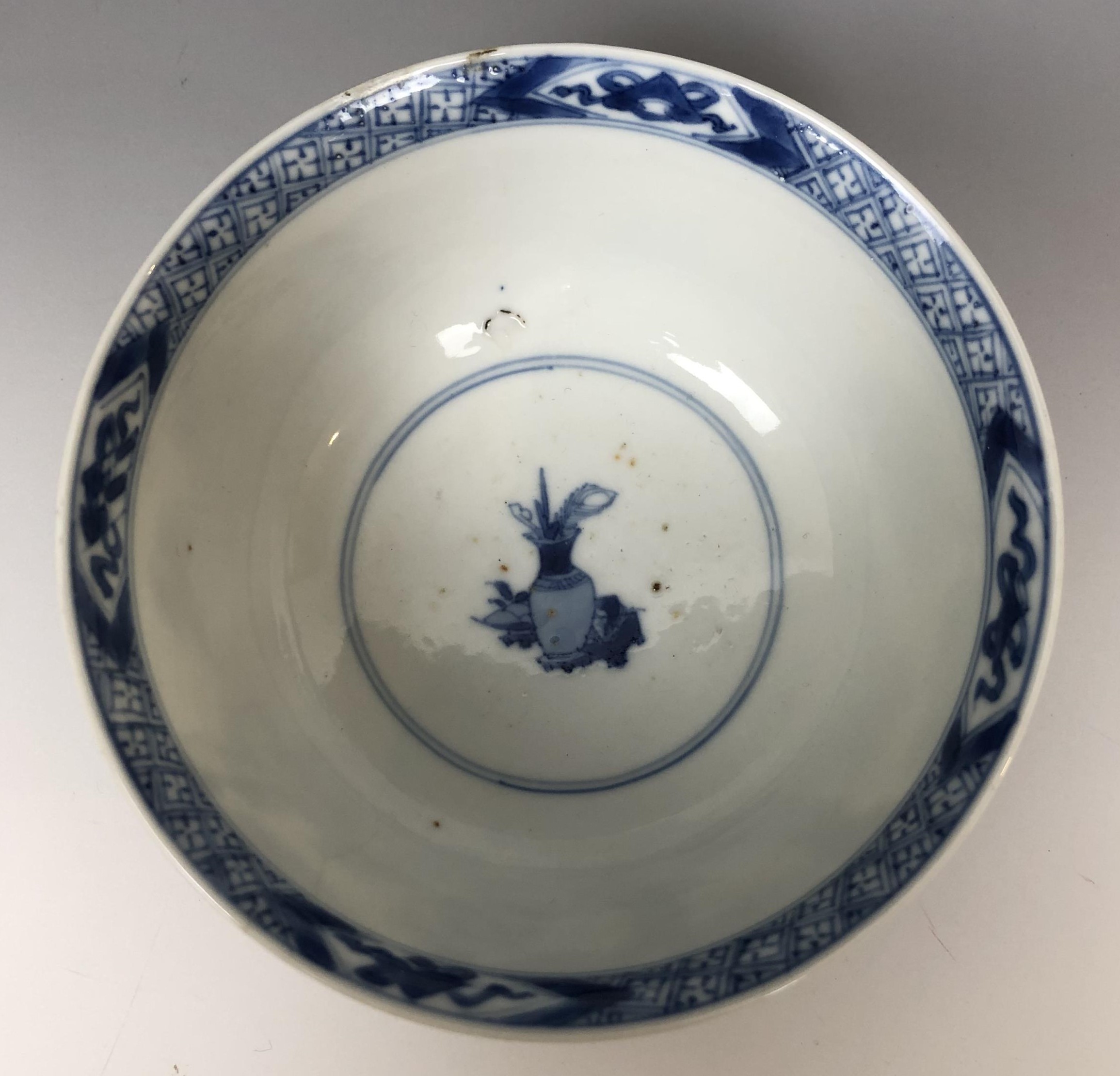 A Chinese porcelain bowl, decorated figures in a landsape, six character mark to the base, 11.5 cm - Image 3 of 4