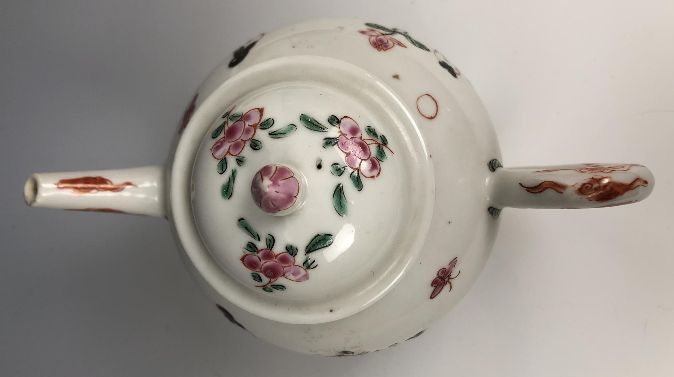 A Chinese famille rose teapot and cover, decorated figures, 12 cm high very minor spout chips - Bild 5 aus 5