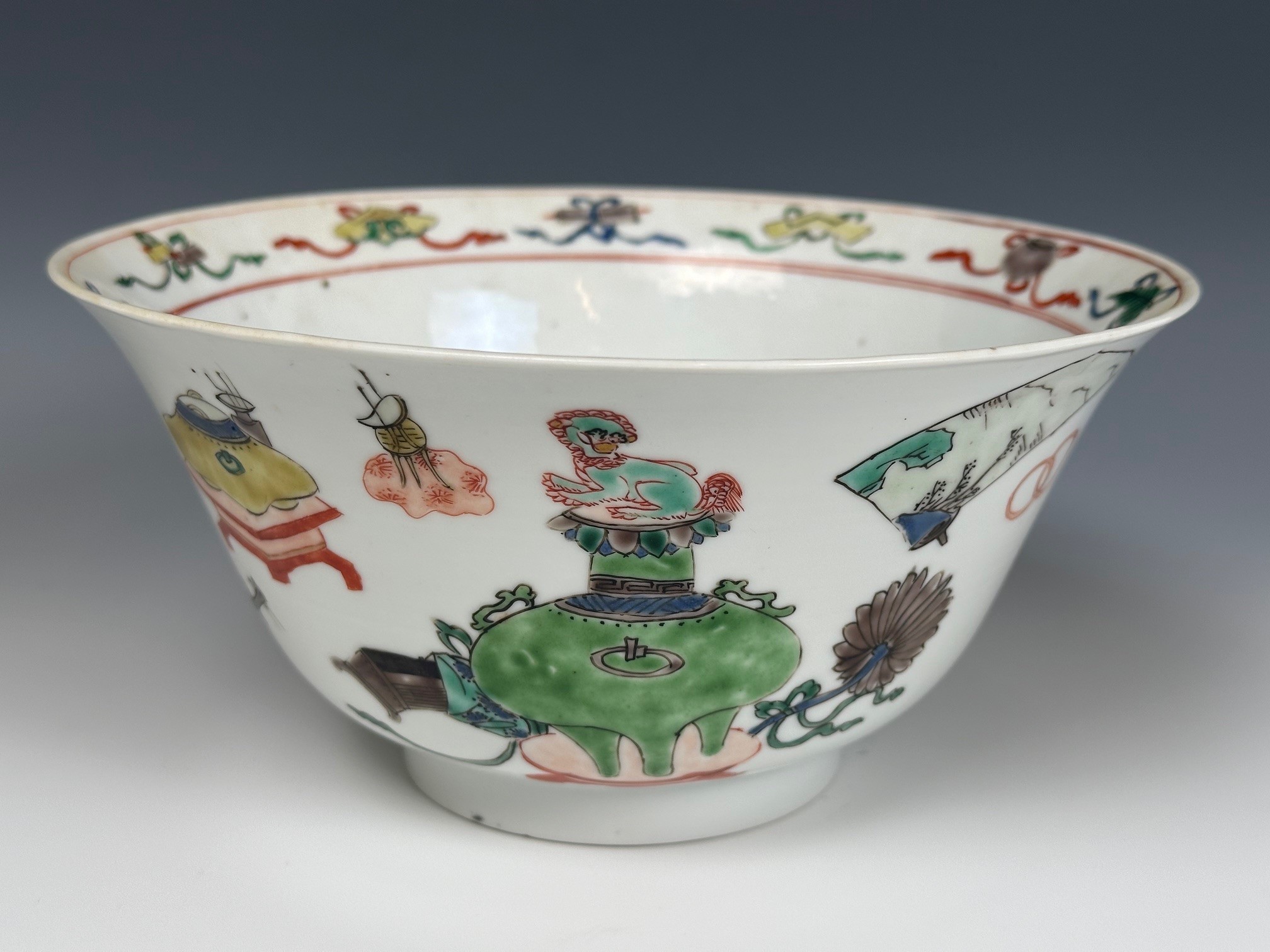 A Chinese famille verte Hundred Antiquities porcelain bowl, probaby Kangxi period, blue double