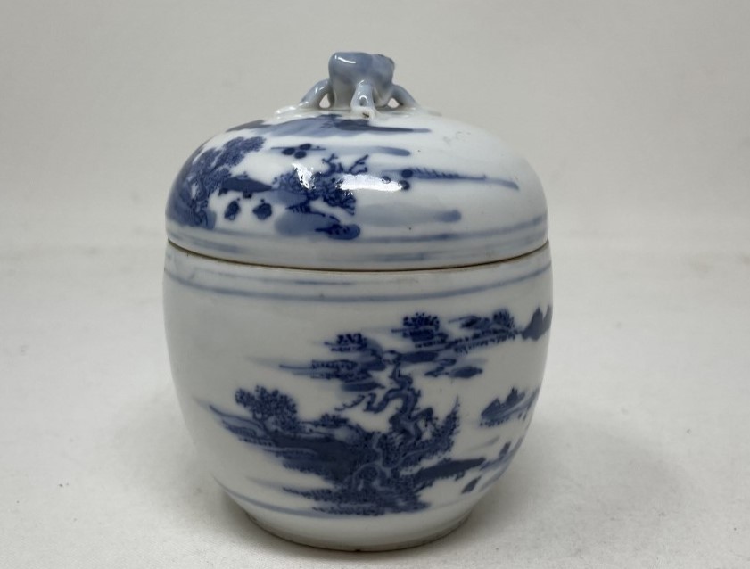A Chinese porcelain jar and cover, 10 cm high, and a vase, decorated ladies, 17 cm high (2) Vase - - Bild 2 aus 12