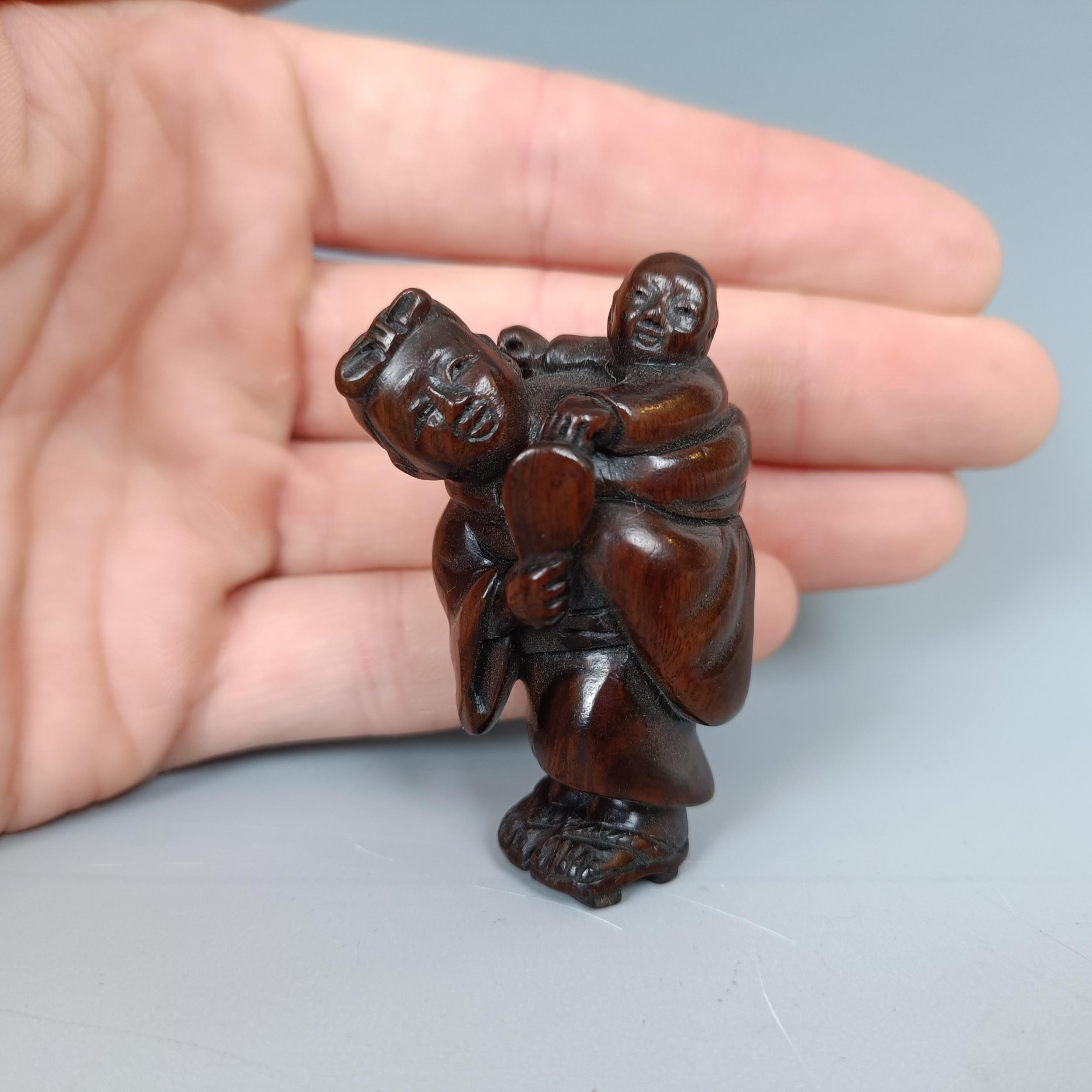 A carved wooden netsuke, in the form of mother and child, signed, 5 cm - Image 3 of 6