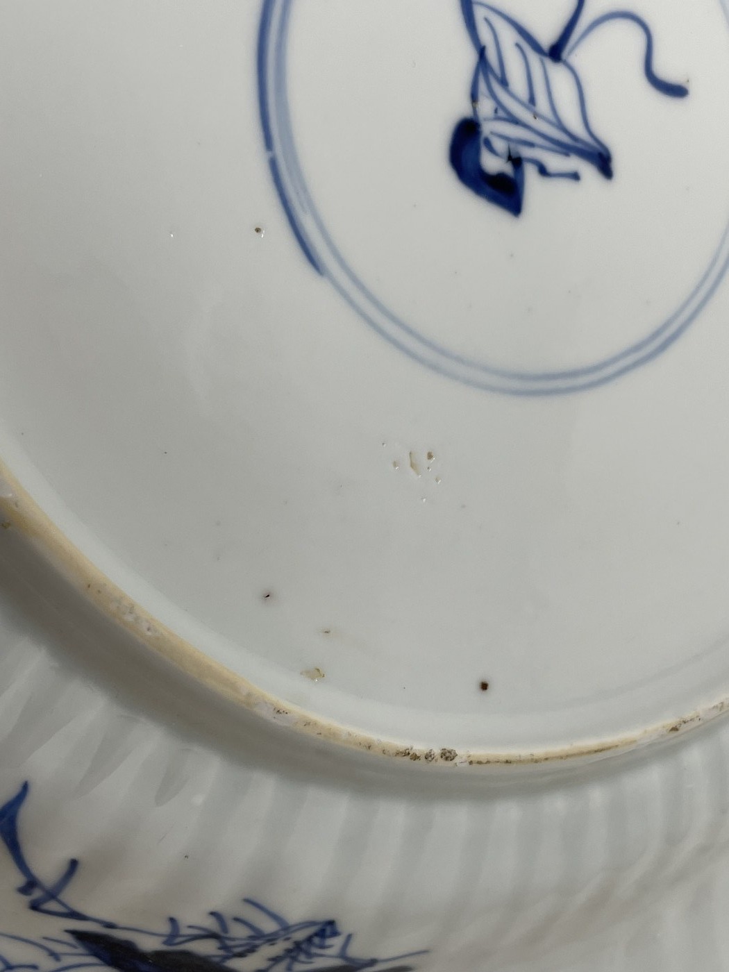 A Chinese porcelain shallow dish, decorated birds and foliage in underglaze blue, 27.5 cm diameter - Image 6 of 6